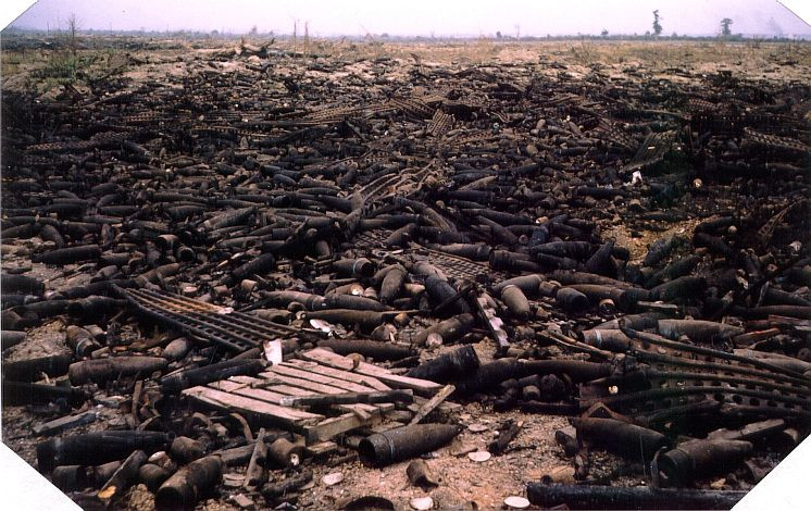 Hai khu kho quan trọng nhất và lớn nhất của Tổng kho Long Bình là kho đồi 50 và kho đồi 53. Mỗi kho có diện tích khoảng 3,75 cây số vuông với khoảng 200 gian và được chia thành nhiều khu, canh gác cẩn mật cả ngày lẫn đêm và có cửa thép với rất nhiều khóa. Nguồn ảnh: Pinterest.