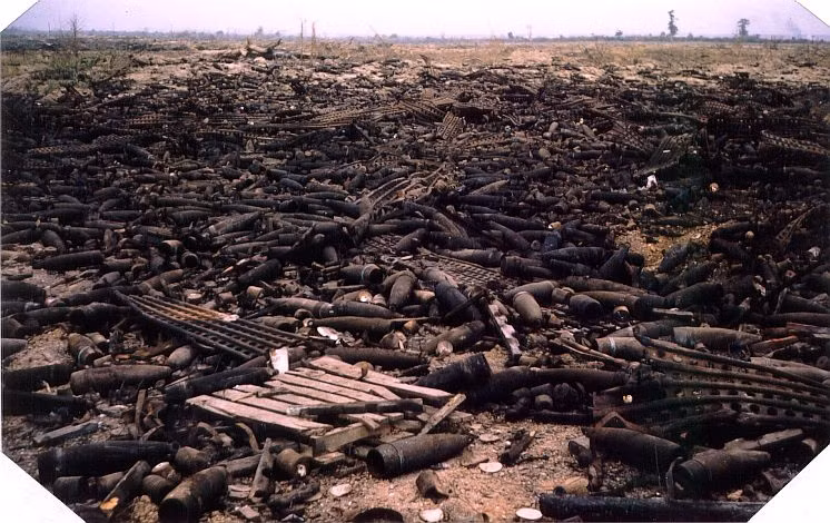 Hai khu kho quan trọng nhất và lớn nhất của Tổng kho Long Bình là kho đồi 50 và kho đồi 53. Mỗi kho có diện tích khoảng 3,75 cây số vuông với khoảng 200 gian và được chia thành nhiều khu, canh gác cẩn mật cả ngày lẫn đêm và có cửa thép với rất nhiều khóa. Nguồn ảnh: Pinterest.