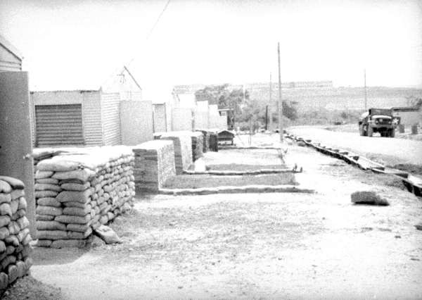 Ngoài lớp hàng rào dây thép gai là những bãi mìn rộng hàng nghìn mét và những bộ cảm biến chuyển động hiện đại nhất thời bấy giờ. Nguồn ảnh: Cipher.