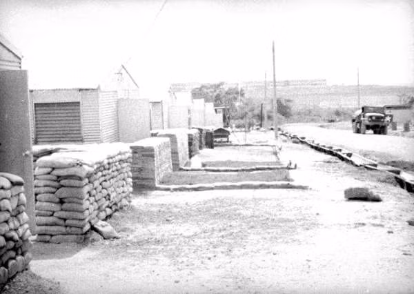 Ngoài lớp hàng rào dây thép gai là những bãi mìn rộng hàng nghìn mét và những bộ cảm biến chuyển động hiện đại nhất thời bấy giờ. Nguồn ảnh: Cipher.