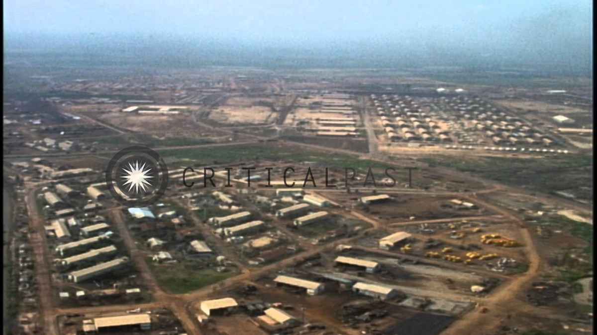 Về thiết kế, Tổng kho Long bình được xây dựng như một công trình phòng thủ quy mô và rất kiên cố. Xung quanh tổng kho này được bảo vệ bằng từ 7 tới 12 lớp hàng rào dây kẽm gai, chống xâm nhập. Nguồn ảnh: Critical.