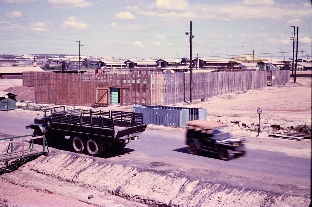 Do có vị trí địa lý cực kỳ thuận lợi và là tổng kho hậu cần của Mỹ nên Long Bình luôn là mục tiêu mà quân Giải phóng nhắm tới trong suốt Chiến tranh Việt Nam. Đặc biệt là trong Tết Mậu Thân năm 1968, kho Long Bình đã bị các lực lượng của ta tấn công nhiều lần liên tục, phá hủy nhiều kho tàng của địch. Nguồn ảnh: Wiki.