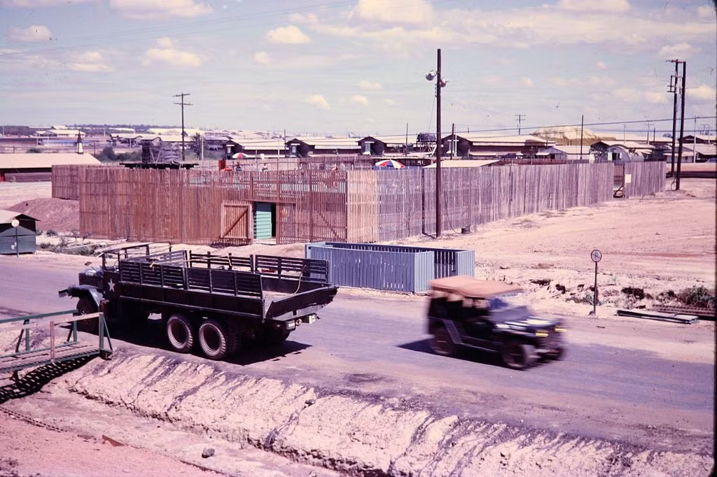 Do có vị trí địa lý cực kỳ thuận lợi và là tổng kho hậu cần của Mỹ nên Long Bình luôn là mục tiêu mà quân Giải phóng nhắm tới trong suốt Chiến tranh Việt Nam. Đặc biệt là trong Tết Mậu Thân năm 1968, kho Long Bình đã bị các lực lượng của ta tấn công nhiều lần liên tục, phá hủy nhiều kho tàng của địch. Nguồn ảnh: Wiki.