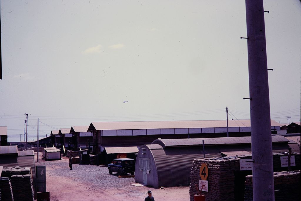 Không những nằm gần Sài Gòn và Biên Hòa, Tổng kho Long Bình còn nằm ngay bên cạnh dòng sông Đồng Nai, điều này cho phép hàng hóa của Mỹ có thể tập kết tại đây bằng cả đường bộ, đường không và đường thủy. Nguồn ảnh: Wiki.