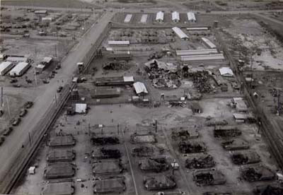 Xung quanh hàng rào của Tổng kho Long Bình, cứ cách khoảng 30 tới 40 mét lại có một lô cốt phòng thủ với đèn cao áp cực sáng giúp Quân đội Mỹ và Sài Gòn có thể kiểm soát được an ninh ngay cả khi trời tối. Nguồn ảnh: Lib.