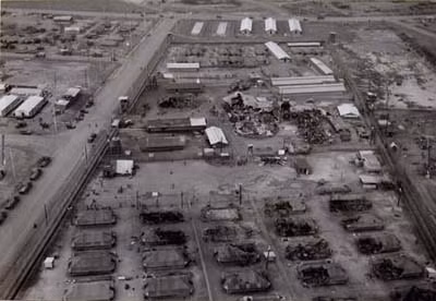 Xung quanh hàng rào của Tổng kho Long Bình, cứ cách khoảng 30 tới 40 mét lại có một lô cốt phòng thủ với đèn cao áp cực sáng giúp Quân đội Mỹ và Sài Gòn có thể kiểm soát được an ninh ngay cả khi trời tối. Nguồn ảnh: Lib.