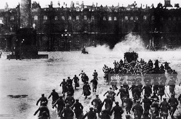 Khi Cách mạng tháng 10 Nga nổ ra, Đế quốc Nga do Nga Hoàng đứng đầu bị lực lượng Bolsheviks lật đổ, Mỹ cũng nhiều nước Đồng Minh khác đã trực tiếp đưa quân sang hổ trợ cho Quân đội Bạch vệ (tàn dư Đế quốc Nga cũ) chống lại quân đội cách mạng của những người Bolsheviks khi đó. Nguồn ảnh: Getty Images.