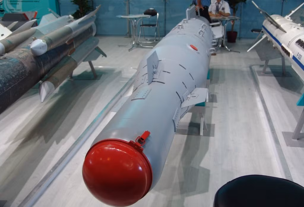 Dù được thiết kế dựa trên loại bom KAB-500, tuy nhiên KAB-1500L có tầm hoạt động ngắn hơn, chỉ khoảng từ 8 tới 10 km. Loại bom này có độ lệch mục tiêu vào khoảng 7 mét khi tấn công các mục tiêu ở khoảng cách tối đa. Nguồn ảnh: Geopo.