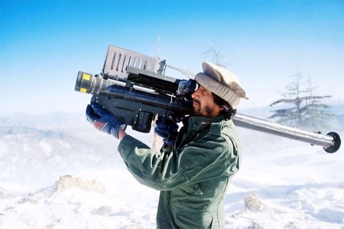 Tên lửa phòng không này sử dụng động cơ đẩy nhiên liệu rắn, do đó nó sẽ không thể thay đổi tốc độ trên đường bắn mà sẽ chỉ duy trì vận tốc tối đa cho tới khi hết nhiên liệu. Sau khi hết nhiên liệu mà không tới được mục tiêu định sẵn, Stringer sẽ tự phát nổ trên không. Nguồn ảnh: Rare.