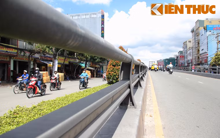 Thậm chí khoảng hở giữa các thanh chắn của thành cầu rất rộng và đây cũng là mối nguy hiểm đe doạ người tham gia giao thông nếu chẳng may xảy ra tai nạn.