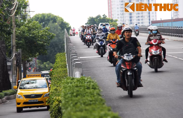 Tiến sĩ, chuyên gia giao thông Phạm Sanh cho biết: "Hiện nay hầu hết các cầu vượt bằng thép ở TP HCM dải phân cách chỉ thiết kế có chiều cao từ 1,1m đến 1,2m trong khi quy định theo chuẩn thì phải đạt 1,4m. "Ngành quản lý giao thông TP HCM cần thẩm định lại chất lượng, quy cách của dải phân cách, lan can cầu để xem có đúng tiêu chuẩn hay không để có hướng sửa chữa (nếu không đúng), bổ sung (nếu thiếu) nhằm đảm bảo an toàn cho phương tiện lưu thông", tiến sĩ Phạm Sanh khuyến cáo.