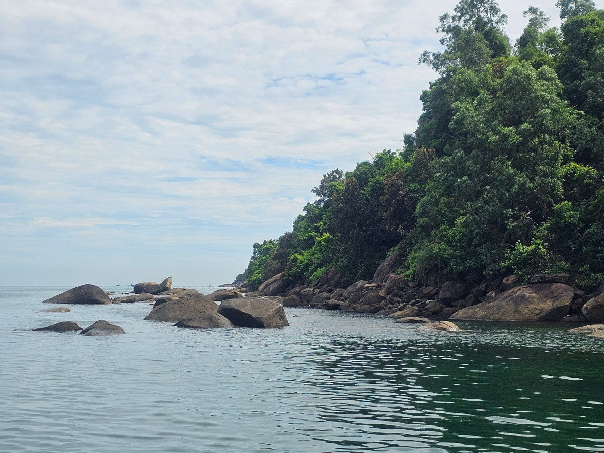 Bãi Cát Vàng nằm tách biệt hẳn với nhịp sống xô bồ của thành thị, với địa thế một bên là núi cao, một bên là biển rộng.