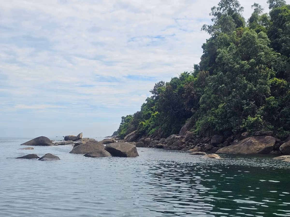 Bãi Cát Vàng nằm tách biệt hẳn với nhịp sống xô bồ của thành thị, với địa thế một bên là núi cao, một bên là biển rộng.