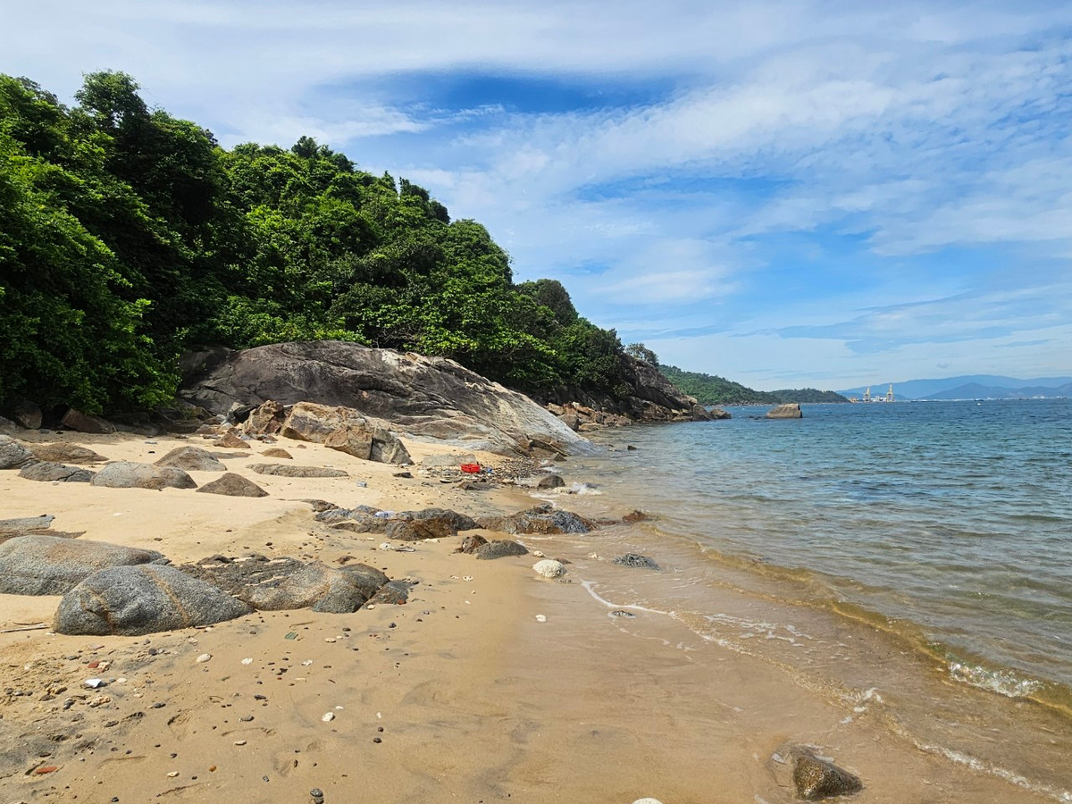 Bờ cát vàng mịn màng dưới tán cây xanh mướt là địa điểm cắm trại, vui chơi yêu thích của nhiều nhóm bạn, du khách vào dịp cuối tuần.