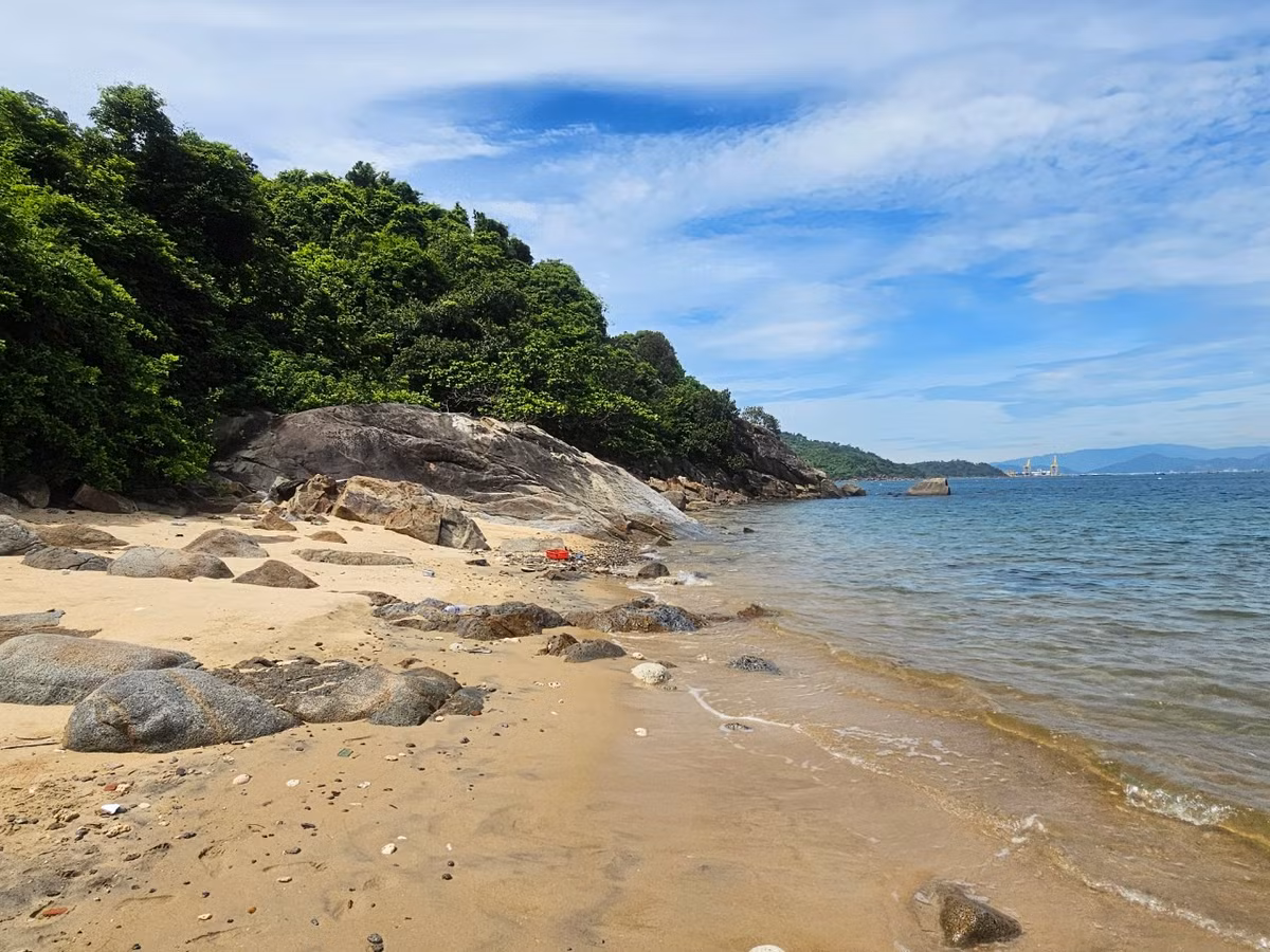 Bờ cát vàng mịn màng dưới tán cây xanh mướt là địa điểm cắm trại, vui chơi yêu thích của nhiều nhóm bạn, du khách vào dịp cuối tuần.