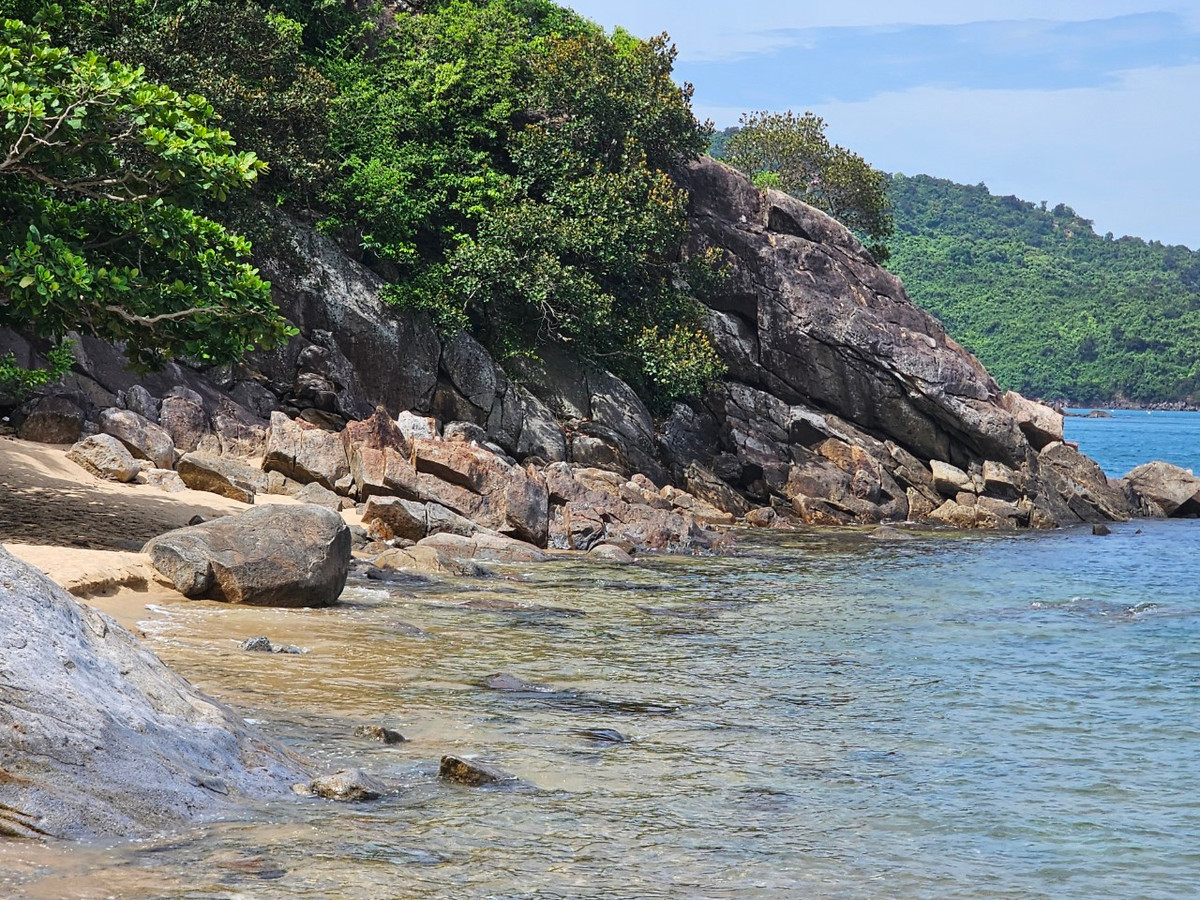 Anh Hoàng, một du khách đến từ Hà Nội cho biết, sau khi xem lễ hội pháo hoa, theo lời giới thiệu của bạn bè, anh cùng gia đình quyết định khám phá Bãi Cát Vàng bằng cách thuê một chiếc thuyền "vượt biển".