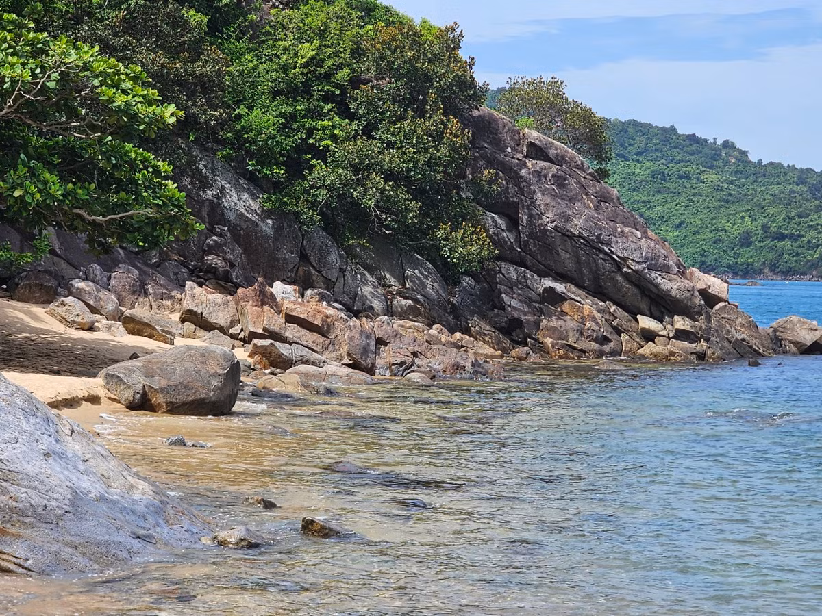 Anh Hoàng, một du khách đến từ Hà Nội cho biết, sau khi xem lễ hội pháo hoa, theo lời giới thiệu của bạn bè, anh cùng gia đình quyết định khám phá Bãi Cát Vàng bằng cách thuê một chiếc thuyền "vượt biển".