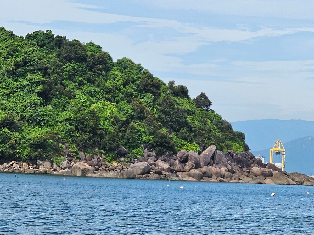 Núi ôm lấy bờ biển tạo nên một bức tranh phong cảnh tuyệt mỹ.