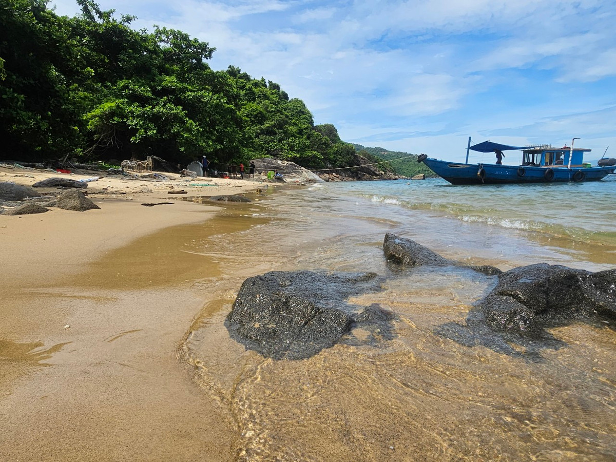 Vẻ đẹp hoang sơ, thơ mộng của Thiên đường biển thu hút nhiều du khách tìm đến check in.