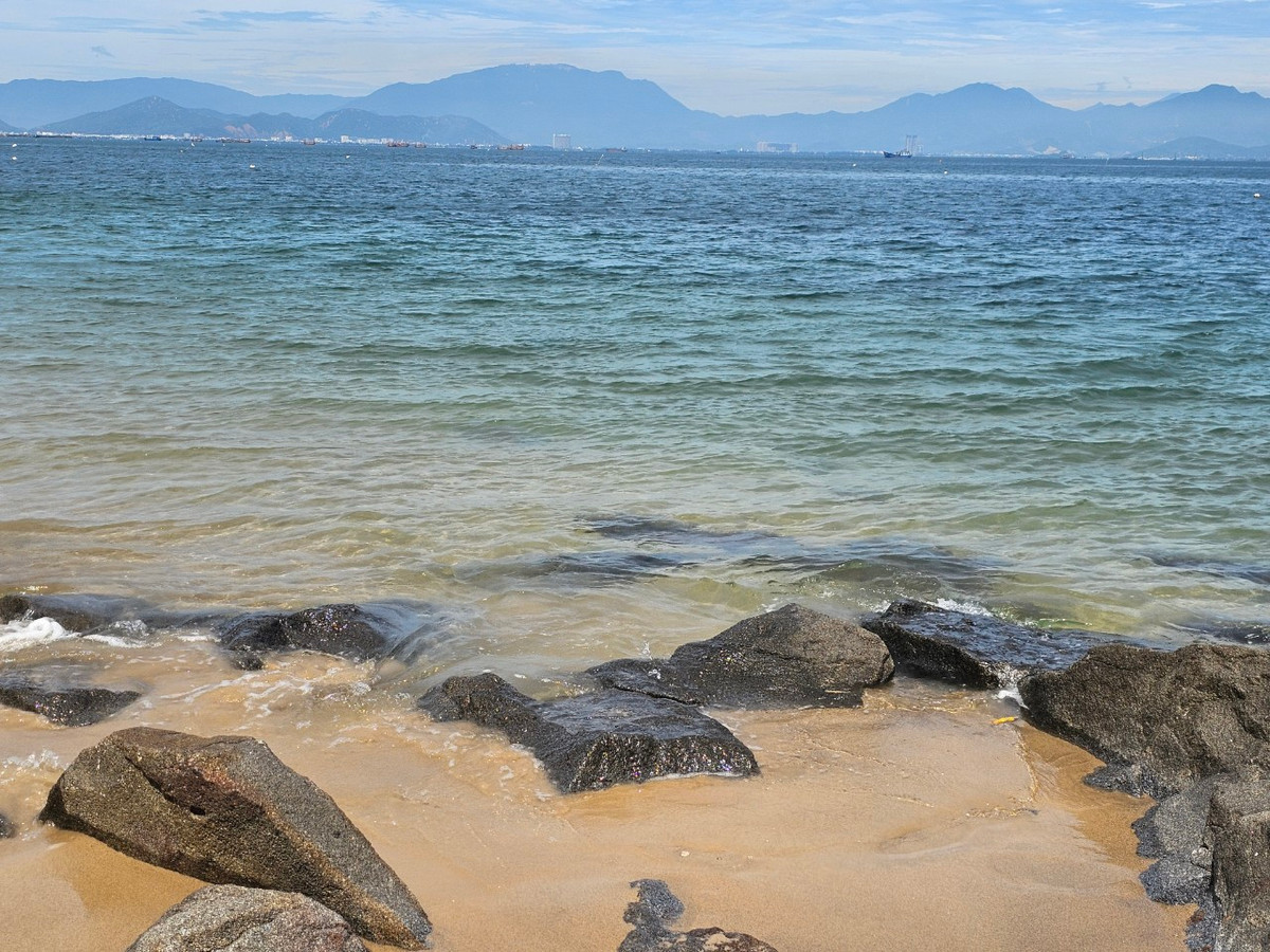 Mùa hè là thời điểm lý tưởng để check-in cùng bức tranh thiên nhiên tuyệt đẹp tại Bãi Cát Vàng.