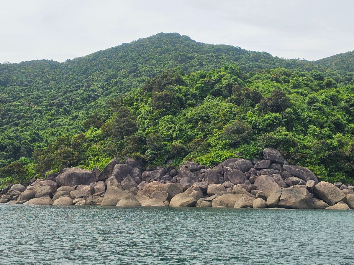  Bãi Cát Vàng nằm cách trung tâm TP Đà Nẵng tầm 16km, thuộc địa phận bán đảo Sơn Trà, quận Sơn Trà, TP Đà Nẵng.