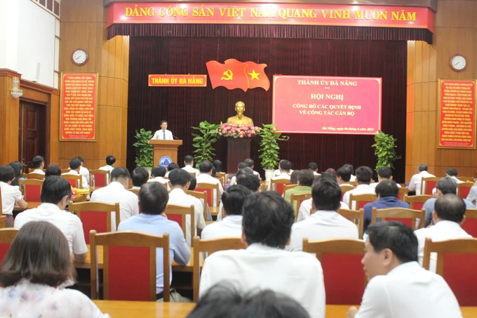 Sáng 6/6, tại hội trường Thành ủy TP Đà Nẵng đã diễn ra hội nghị công bố các quyết định về công tác cán bộ.