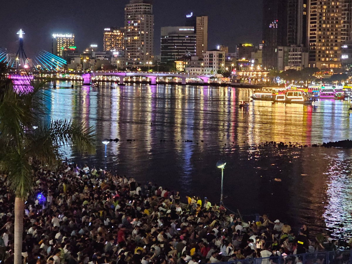 Tối 8/6, Lễ hội pháo hoa quốc tế Đà Nẵng 2024 chính thức diễn ra bên bờ sông Hàn.