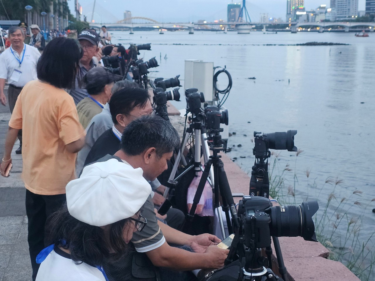 Phóng viên, nhà báo, nhiếp ảnh gia... đã sẵn sàng.