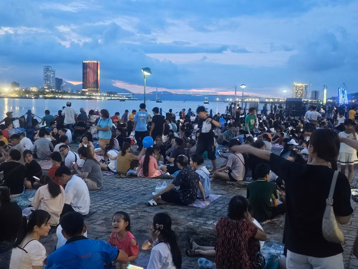 Ngay từ chiều, các vị trí đẹp dọc bờ sông Hàn cũng đã "chật như nêm".