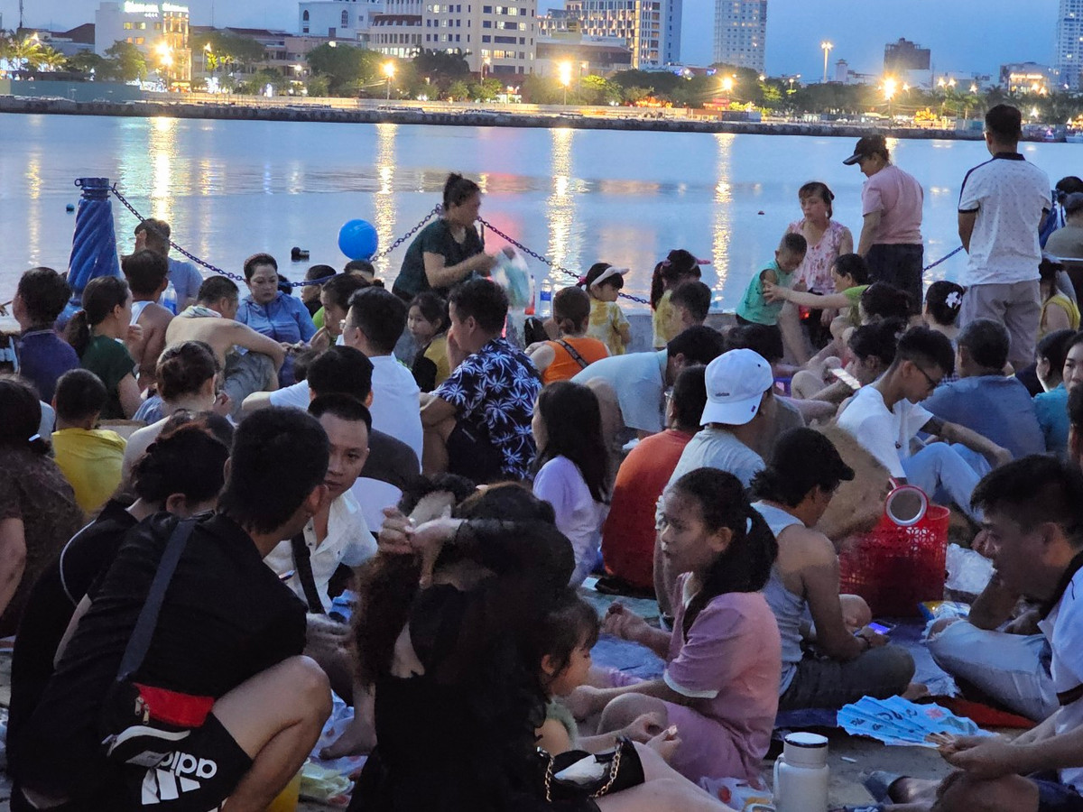 Nhiều gia đình có con nhỏ chuẩn bị sẵn đồ ăn, thức uống.