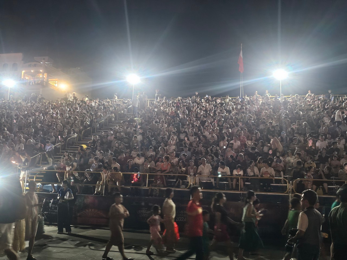 Ngay từ sớm, người dân và du khách đã ùn ùn kéo về khu vực khán đài.