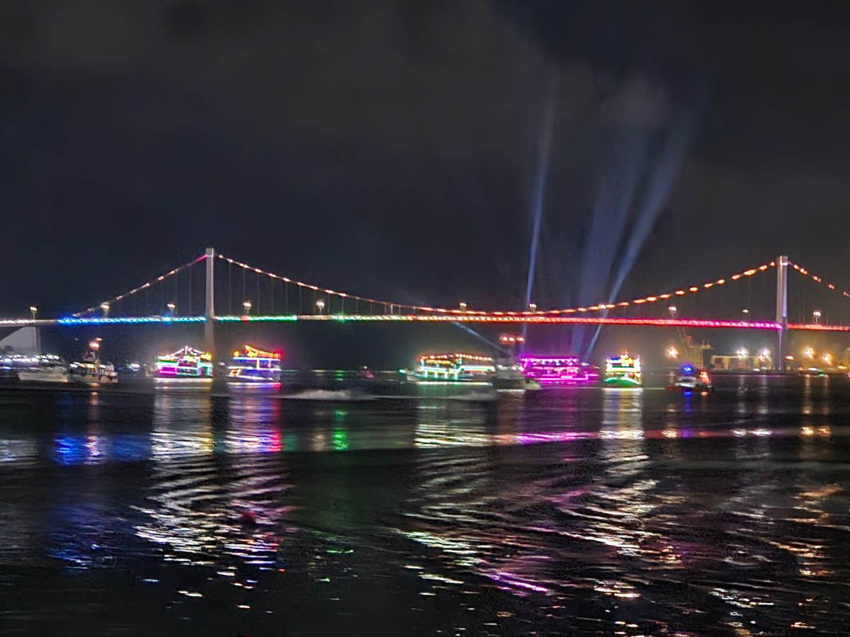 Trên sông Hàn, hàng chục tàu du lịch cũng được huy động phục vụ khách xem pháo hoa.