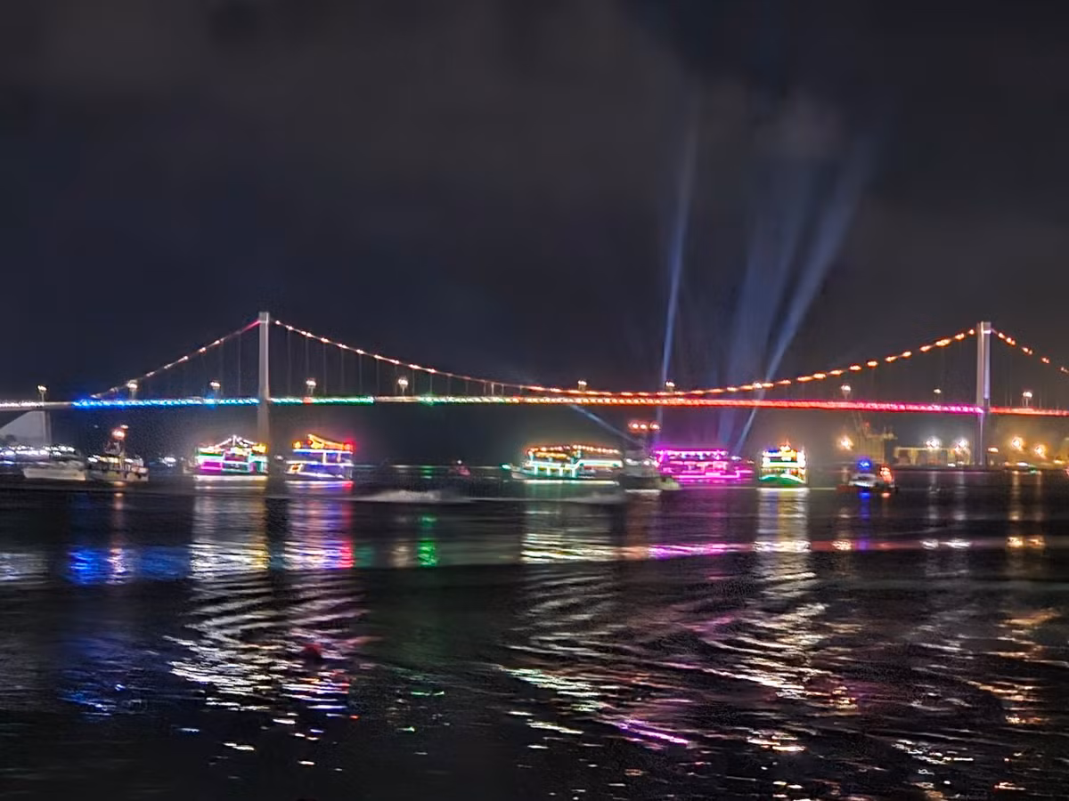 Trên sông Hàn, hàng chục tàu du lịch cũng được huy động phục vụ khách xem pháo hoa.