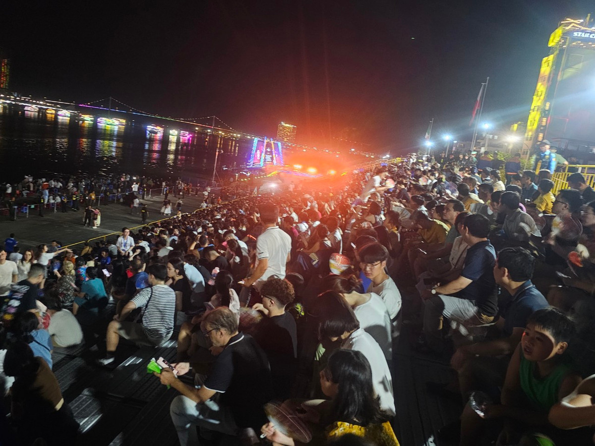 Dù đến 20h chương trình khai mạc mới bắt đầu nhưng từ sớm các khán đài đã đông kín người dân và du khách.