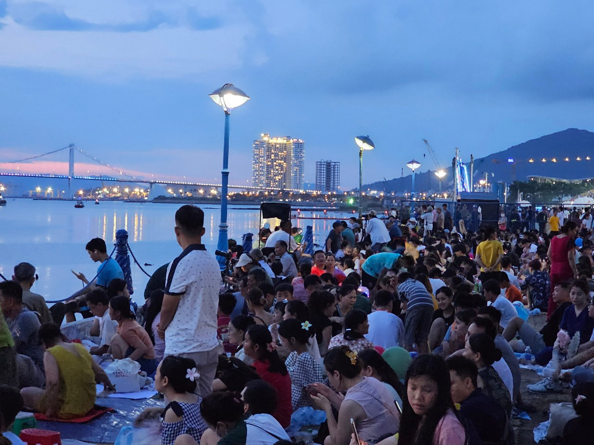 Không khí sôi động trước giờ khai mạc.