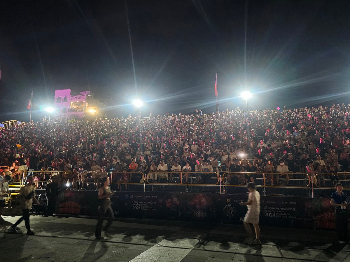 Tối nay (8/6) là màn tranh tài giữa đội pháo hoa đến từ Đà Nẵng (Việt Nam) và đội pháo hoa đến từ Pháp.