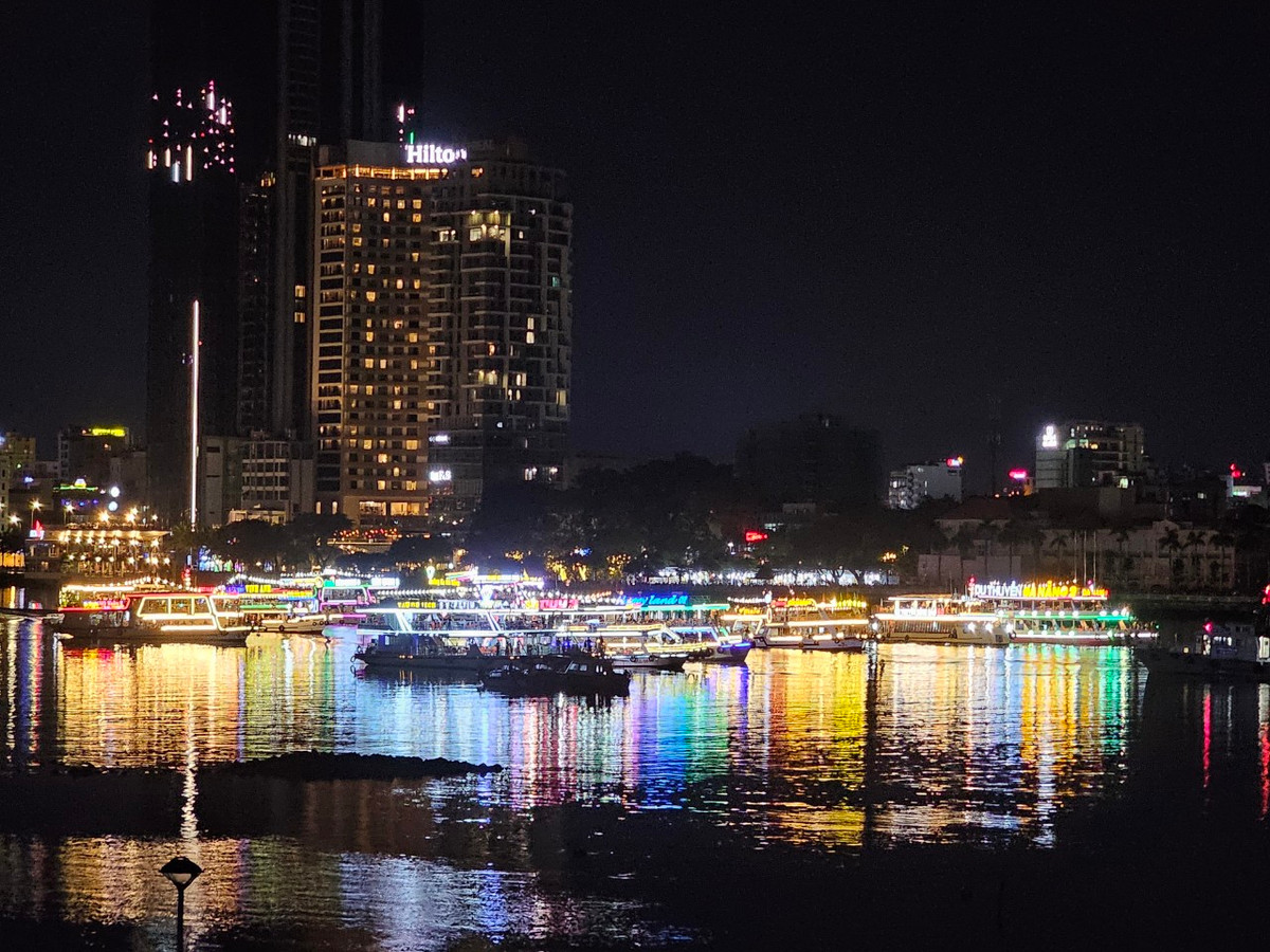 Người dân địa phương và du khách có thể xem pháo hoa từ khán đài, trên các cây cầu nổi tiếng của thành phố, các tòa nhà cao tầng, và cả tàu du lịch trên sông.