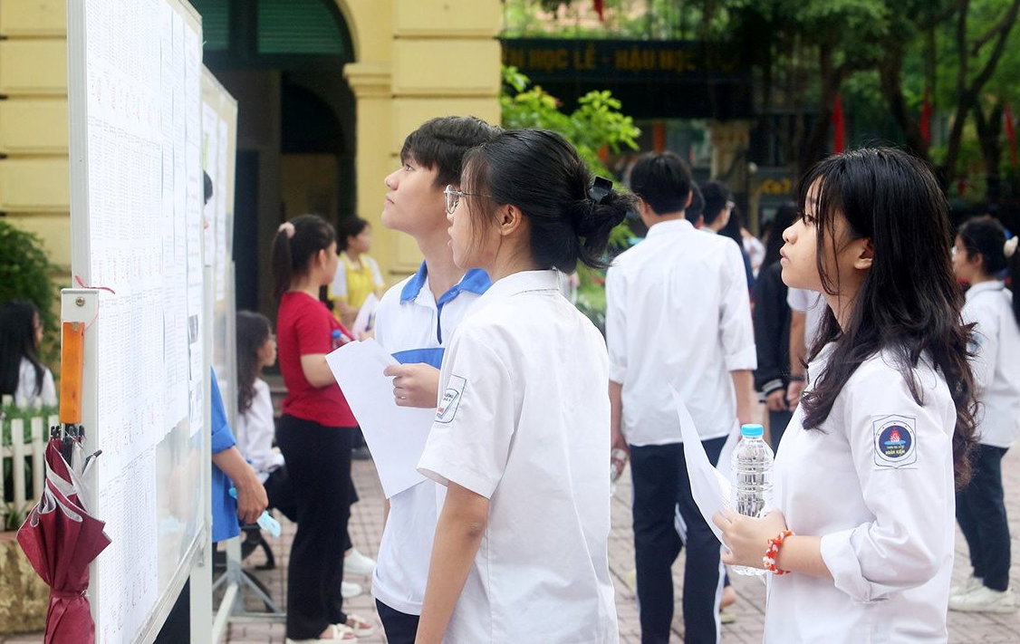 Thi vao lop 10 tai Ha Noi: Thi sinh phan khoi voi de thi Van-Hinh-2