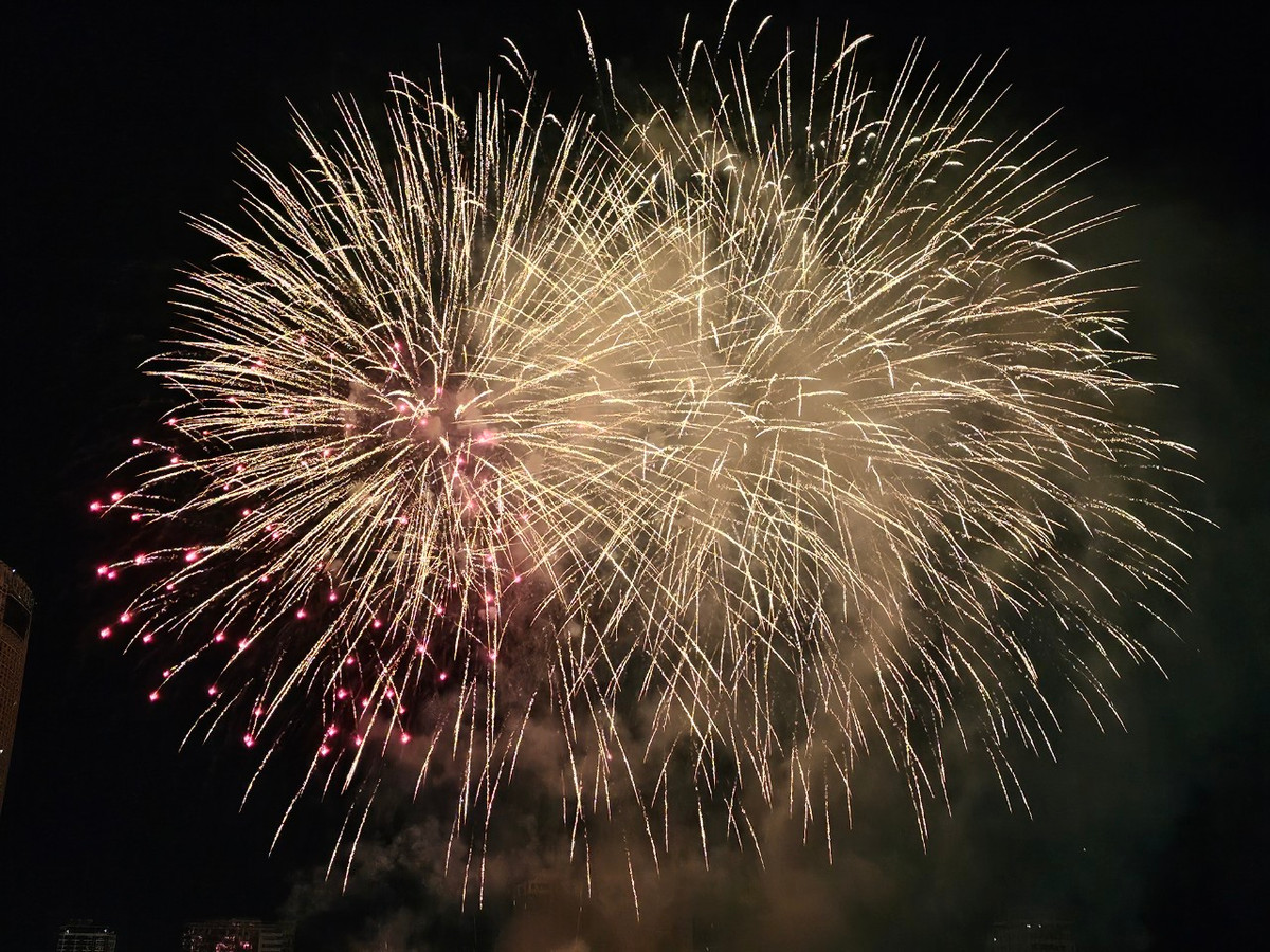 Lấy hình tượng rồng, cũng là linh vật năm 2024 của văn hóa Việt Nam, đội đương kim vô địch Pháp đã vẽ lên bầu trời sông Hàn những “vũ điệu” đầy mê hoặc và cuốn hút.