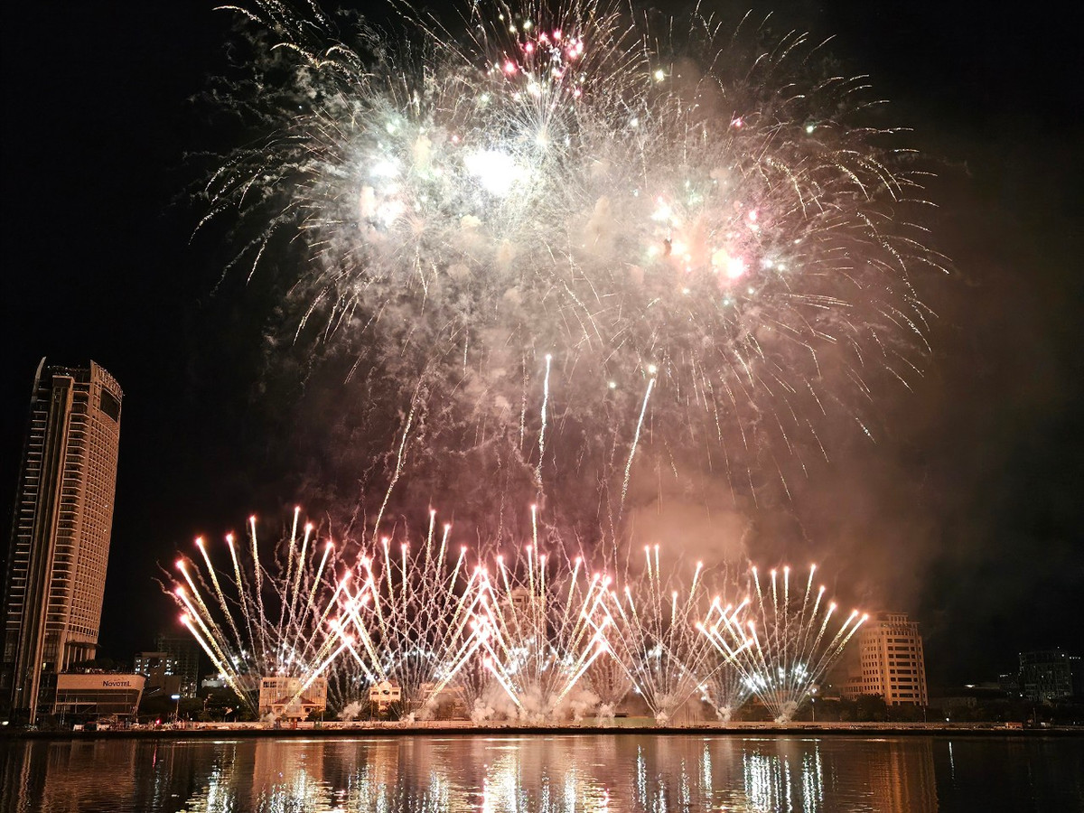 Bắt đầu bằng âm hưởng hùng tráng, có phần da diết của “Lady Dragon”, pháo hoa của đội ArtEventia được bắn đầy kỹ thuật và khéo léo lên bầu trời tạo nên những dòng sóng ánh sáng uốn lượn tựa như những chú rồng dũng mãnh.