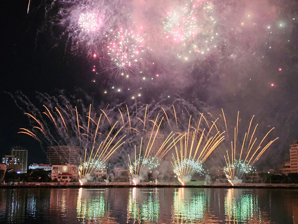 Những chùm pháo được xếp tầng, xoay chuyển liên hồi để hòa nhịp theo những âm thanh cuốn hút của “The Light”, “Requiem for A Dying Sea”,...