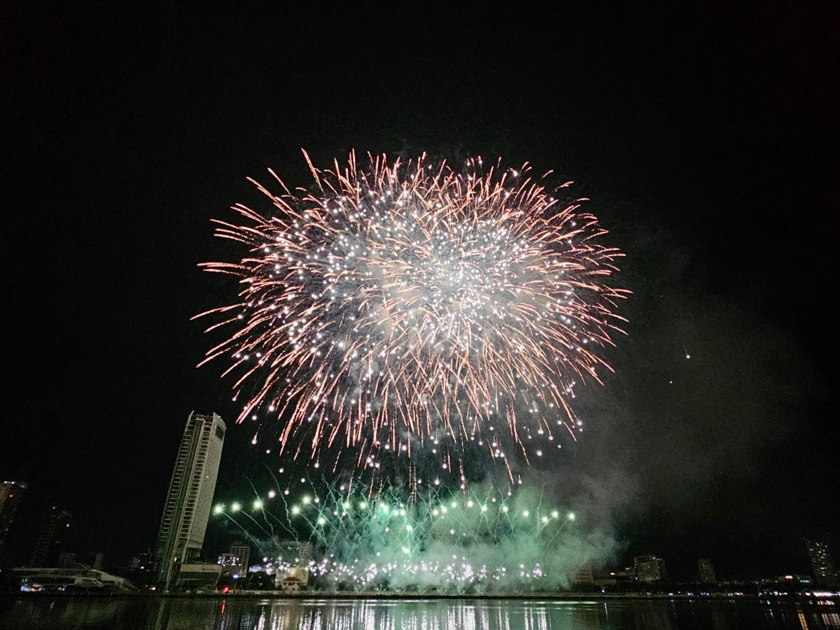 Lễ hội pháo hoa quốc tế Đà Nẵng - DIFF 2024 với chủ đề "Made in Unity – Kết nối toàn cầu - Rạng rỡ năm châu" có sự tham gia của 8 đội pháo hoa.