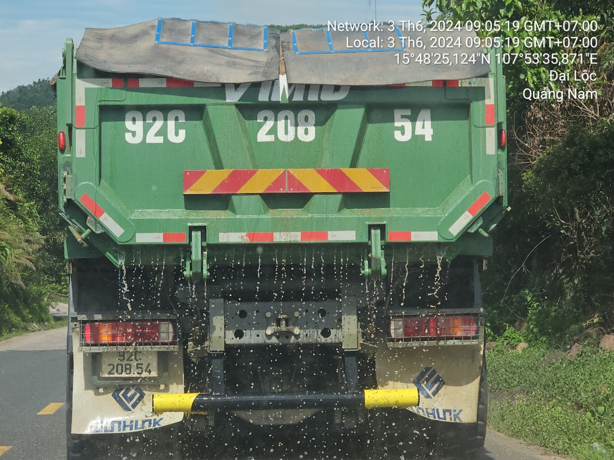 Trong các ngày 3, 4, 7, 11, 13/6, có mặt trên tuyến đường Quốc lộ 14B thuộc địa phận Quảng Nam, nhóm phóng viên chúng tôi chứng kiến rất nhiều xe chở cát ướt chảy nước xuống đường vẫn ngang nhiên tham gia giao thông, mạnh ai nấy chạy..