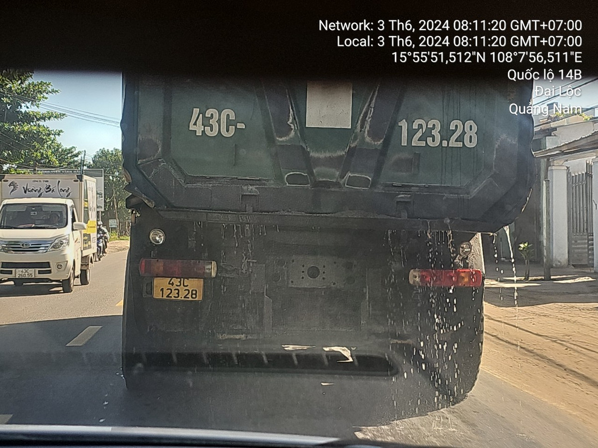 Từng đoàn xe chở cát ướt nối đuôi nhau chạy ầm ầm trên tuyến Quốc lộ 14B đoạn qua địa phận Quảng Nam khiến người dân “thót tim” mỗi khi lưu thông qua đoạn đường này.