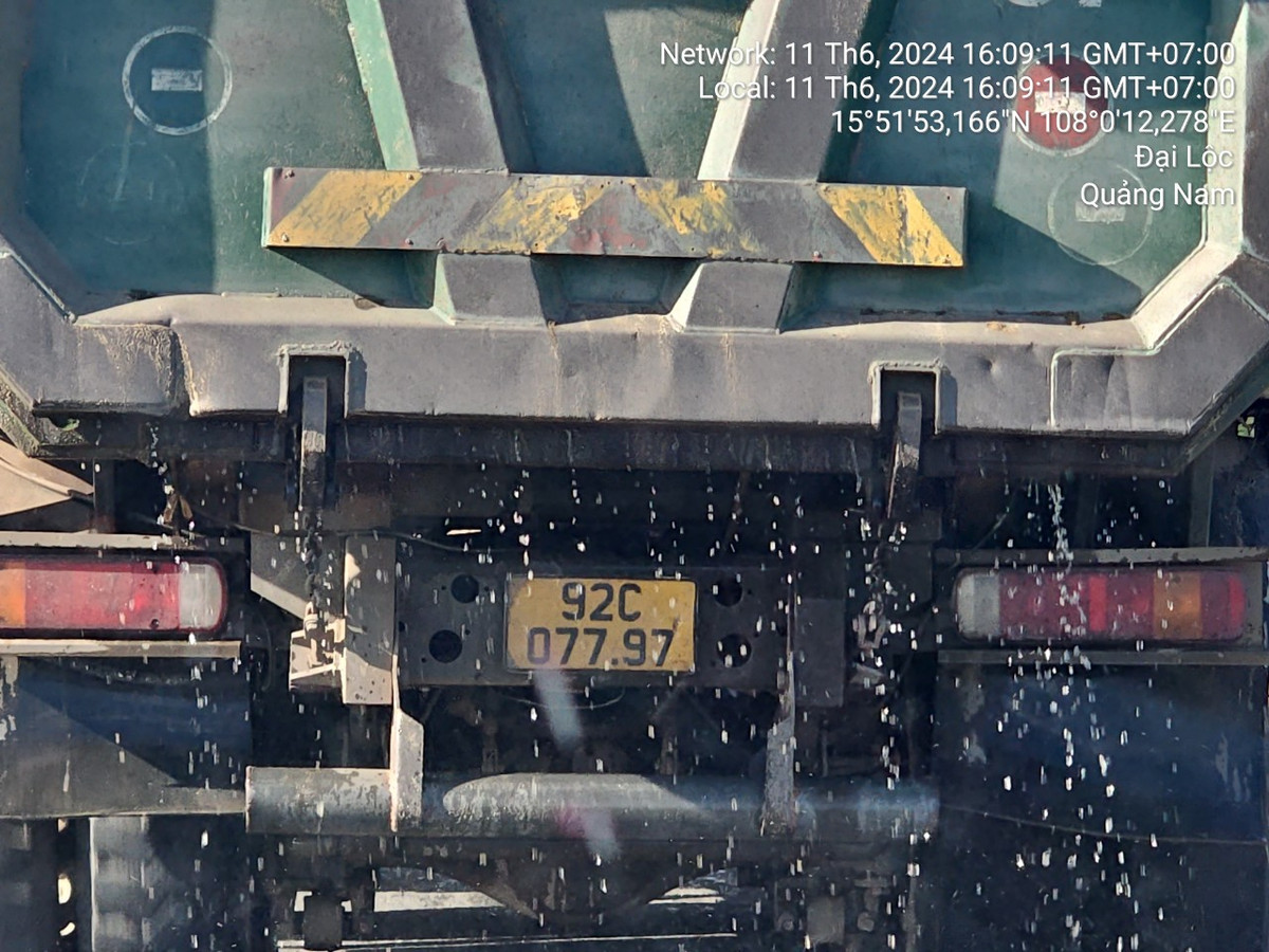 Người dân hằng ngày lưu thông trên tuyến đường này rất bức xúc tình trạng xe chở cát chảy nước tái diễn ngày càng nhiều hơn.