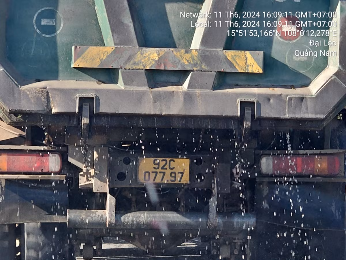 Người dân hằng ngày lưu thông trên tuyến đường này rất bức xúc tình trạng xe chở cát chảy nước tái diễn ngày càng nhiều hơn.