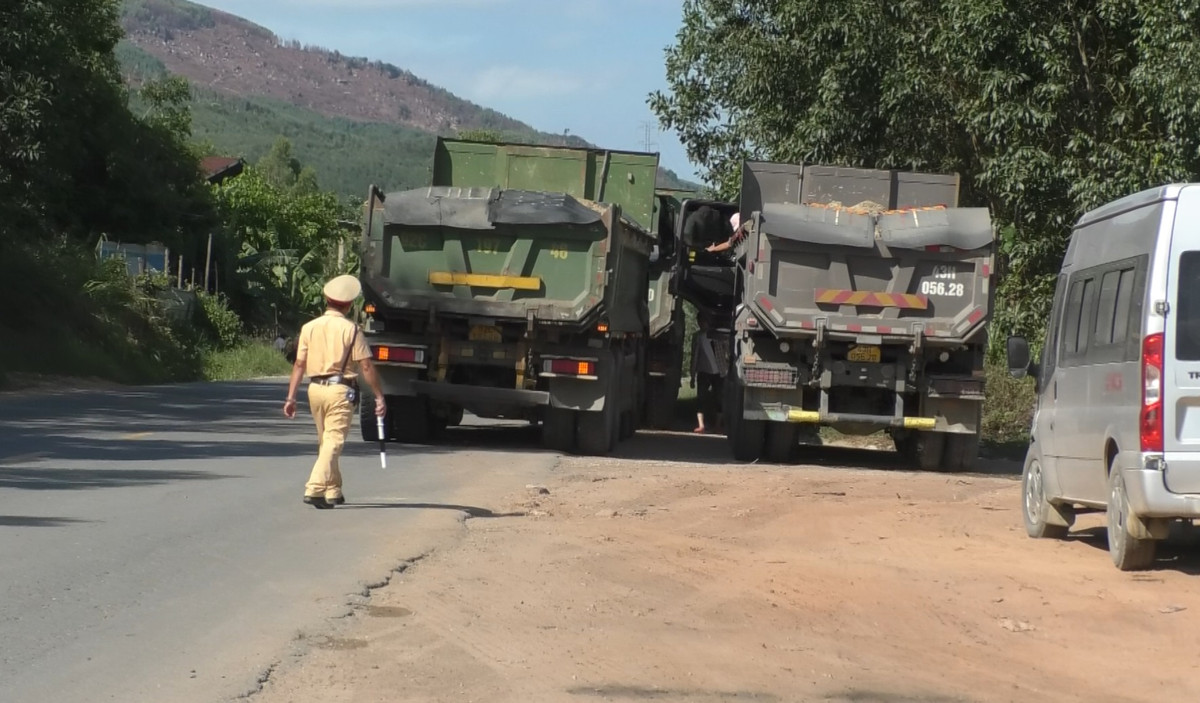 Chiều 13/6, theo ghi nhận của phóng viên, CSGT đã đón các phương tiện chở cát ướt lưu thông trên tuyến Quốc lộ 14B qua địa phận Quảng Nam và xử phạt theo quy định của pháp luật.