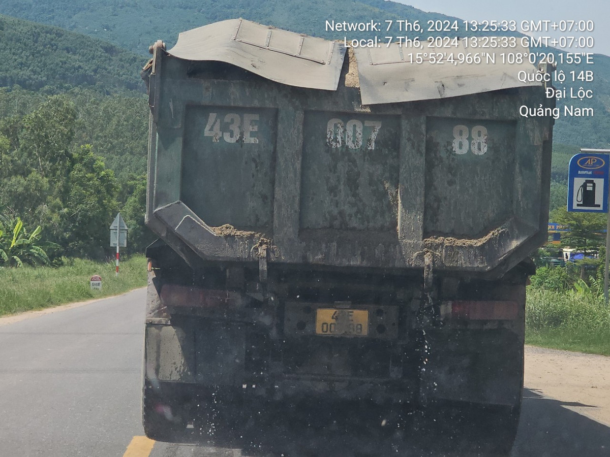 Theo ghi nhận của phóng viên, hàng loạt xe mang các biển kiểm soát chở cát ướt ngang nhiên lưu thông trên Quốc lộ 14B.