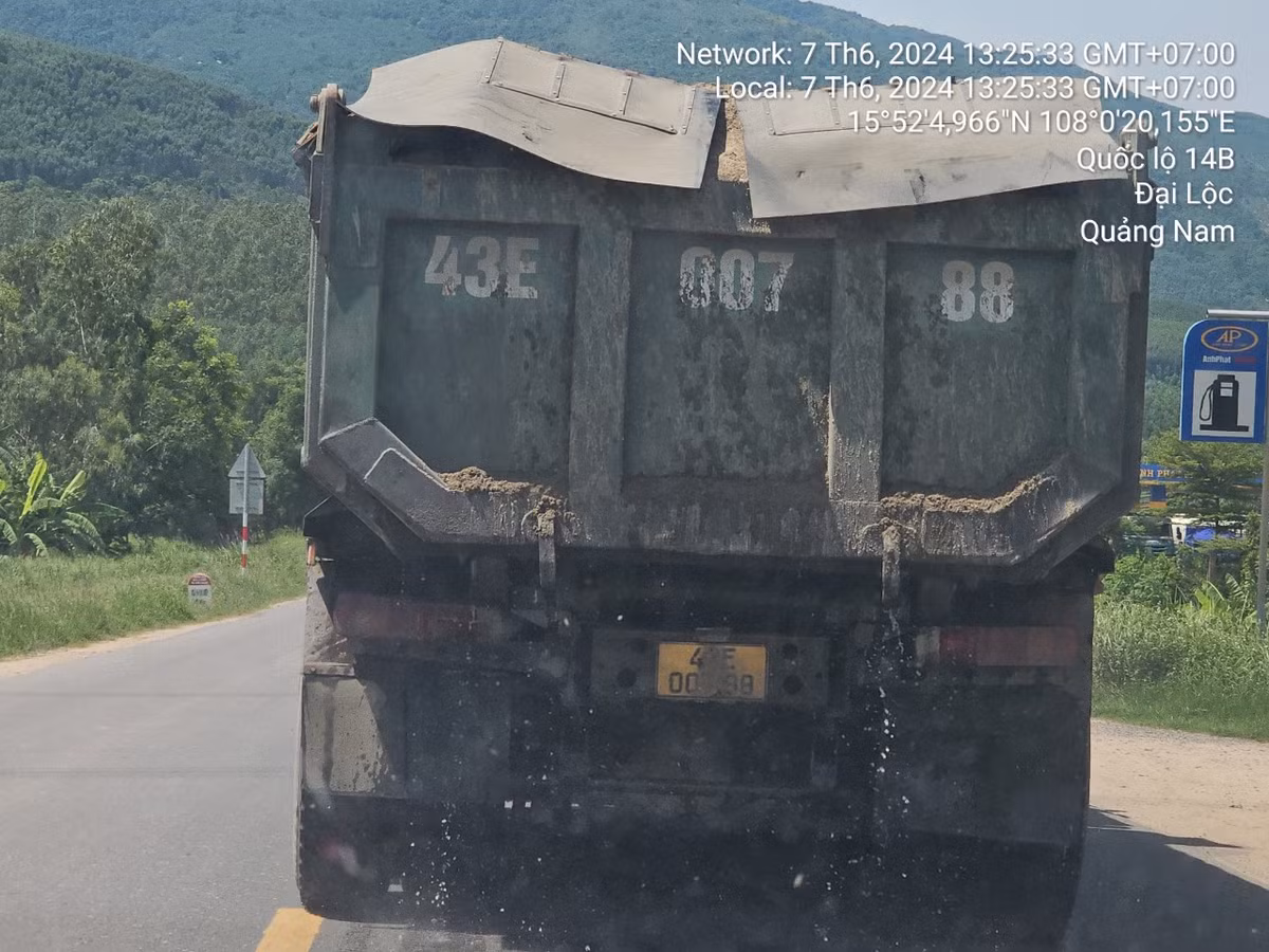 Theo ghi nhận của phóng viên, hàng loạt xe mang các biển kiểm soát chở cát ướt ngang nhiên lưu thông trên Quốc lộ 14B.