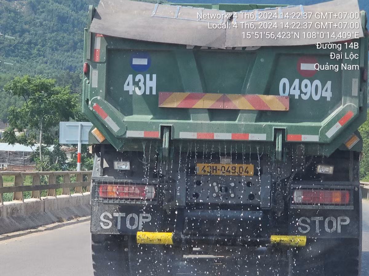 Các tài xế cho biết, họ rất áp lực khi phải tính số lượng chuyến hàng nên cố gắng chạy càng nhiều càng tốt. Tài xế N.T. B chia sẻ “Chúng tôi thật sự không muốn chở cát ướt lưu thông trên đường, rất nguy hiểm, sợ CSGT phạt, nhưng không chạy thì đâu có chuyến để tính lương”.
